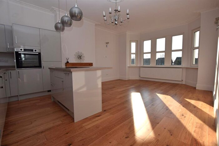 3 Bedroom Flat To Rent In De La Warr Road, Bexhill-On-Sea, TN40
