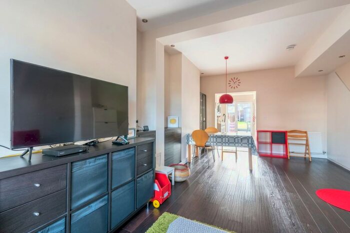 2 Bedroom Flat To Rent In Ty'n-Y-Pwll Road, Cardiff, CF14