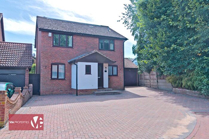 5 Bedroom Detached House For Sale In Badgers Croft, Broxbourne, EN10