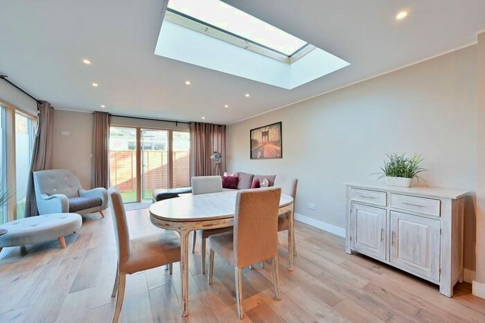 3 Bedroom Flat To Rent In Hamilton Road, South Wimbledon, London, SW19