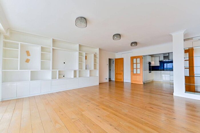 2 Bedroom Flat To Rent In William Morris Way, Sands End, London, SW6