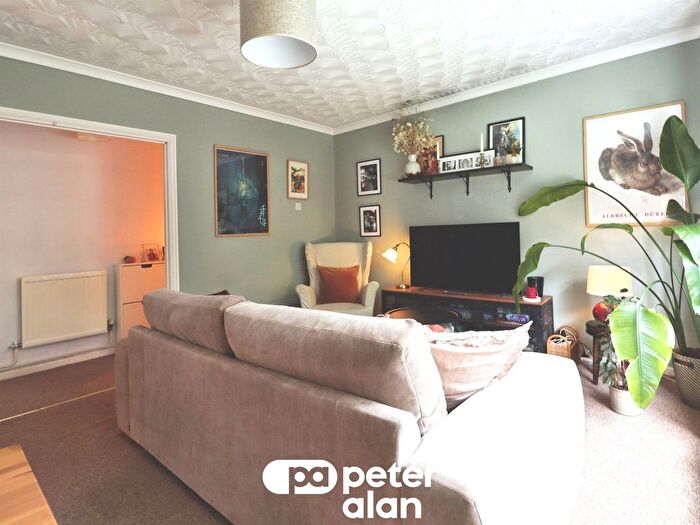 2 Bedroom Flat For Sale In Park Lane, Whitchurch, Cardiff, CF14