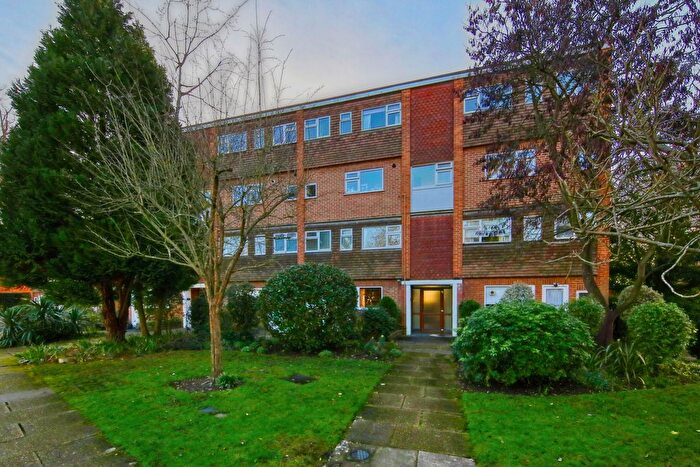 2 Bedroom Maisonette For Sale In Broom Close, Teddington, TW11