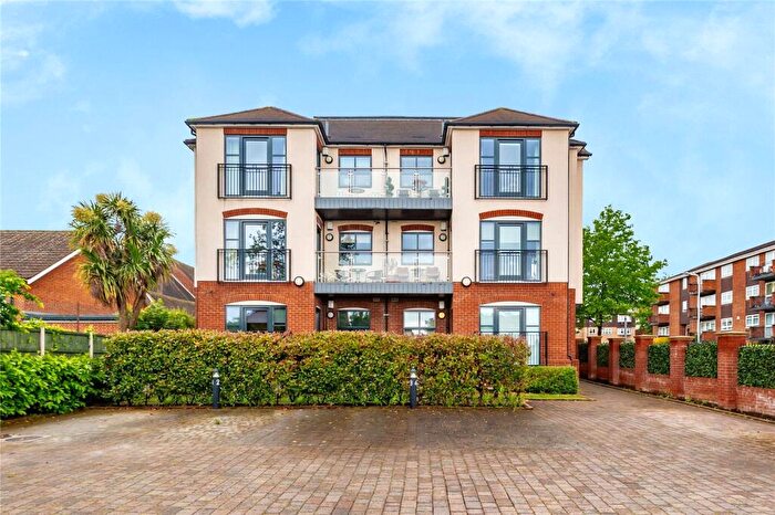 2 Bedroom Apartment For Sale In Deyncourt Gardens, Upminster, RM14