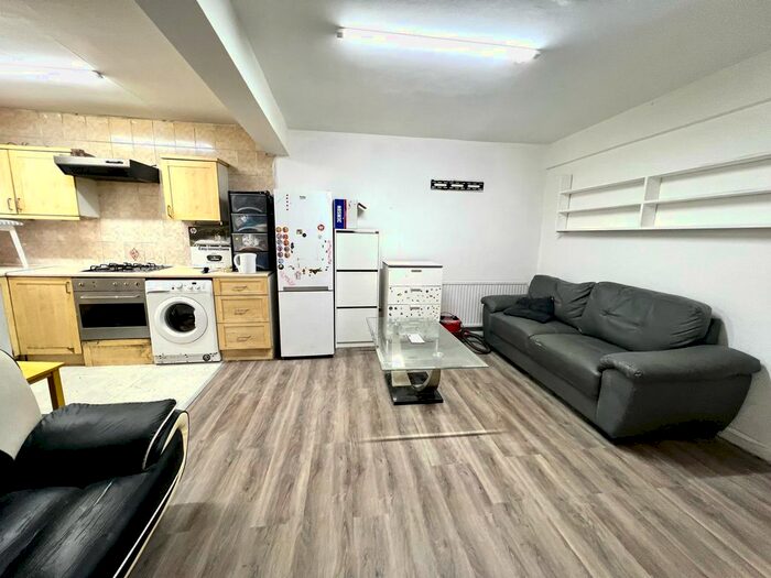 1 Bedroom Flat To Rent In Bethnal Green Road, London, E2