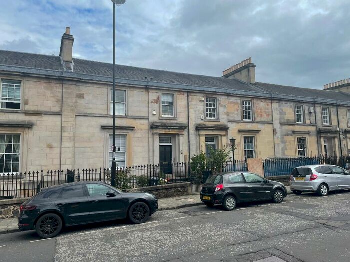 2 Bedroom Flat To Rent In Viewfield Place, Stirling Town, Stirling, FK8
