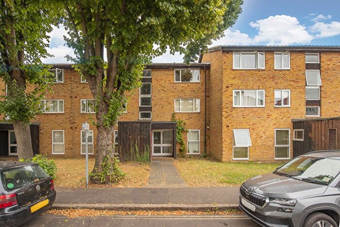 1 Bedroom Flat To Rent In Queens Road, Twickenham, TW1