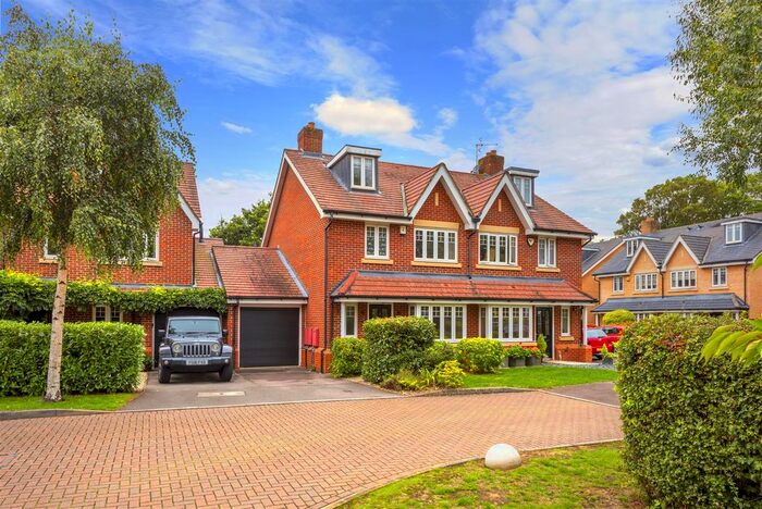 4 Bedroom Semi-Detached House To Rent In Meath Gardens, Horley, RH6