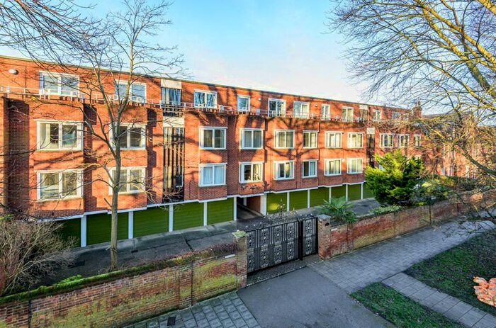 2 Bedroom Flat To Rent In De Parys Lodge, De Parys Avenue, Bedford MK40