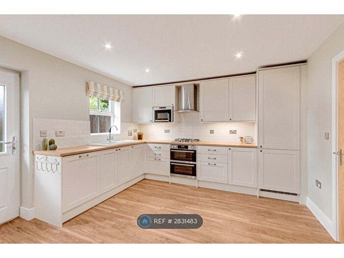 4 Bedroom Terraced House To Rent In Church View, Pontefract, WF8