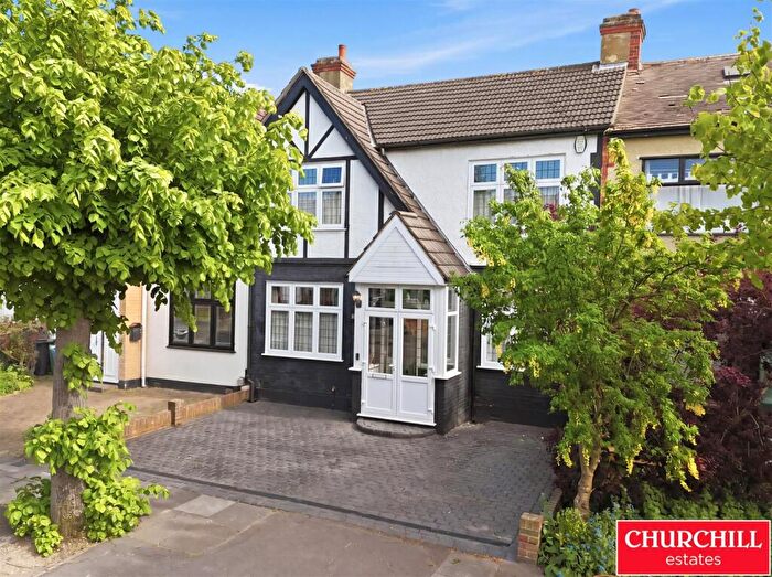 4 Bedroom Terraced House For Sale In Derwent Gardens, Ilford, IG4