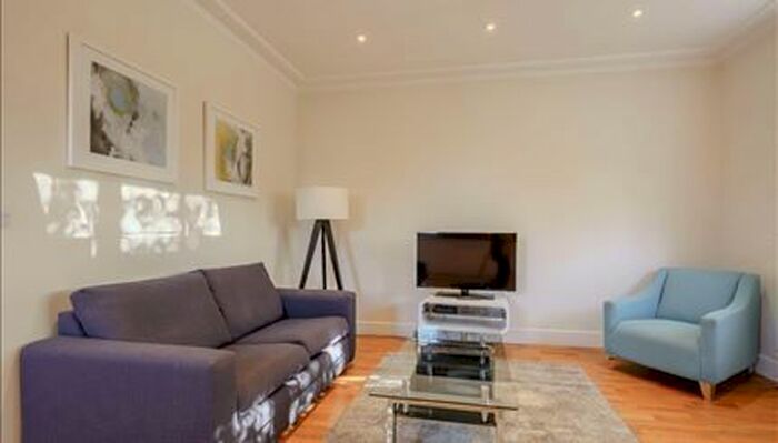 2 Bedroom Flat To Rent In Hamlet Gardens, London, W6