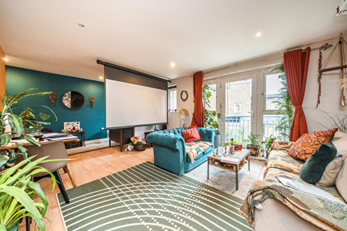 2 Bedroom Flat To Rent In Morton Close, London, E1