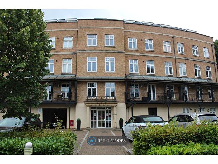 2 Bedroom Flat To Rent In Rhodes Court, Bromley, BR2