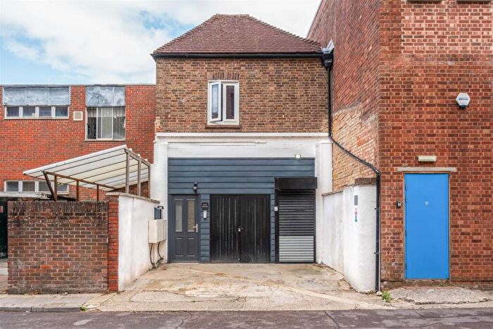 2 Bedroom Flat For Sale In West Street, Horsham, RH12