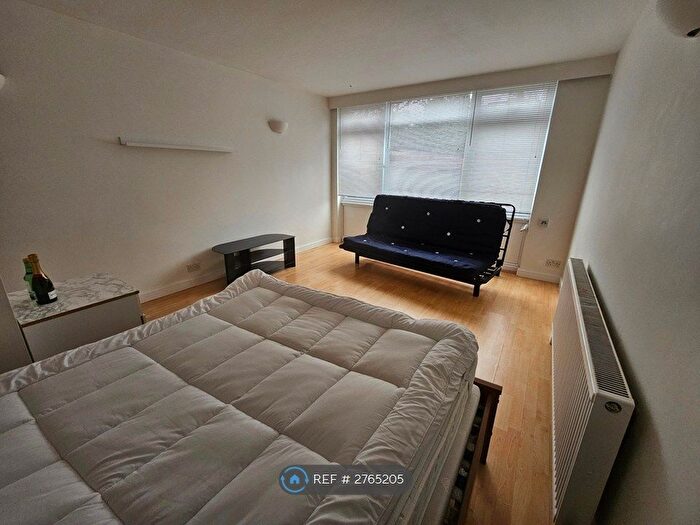 Studio To Rent In Hill Court, London, SW15