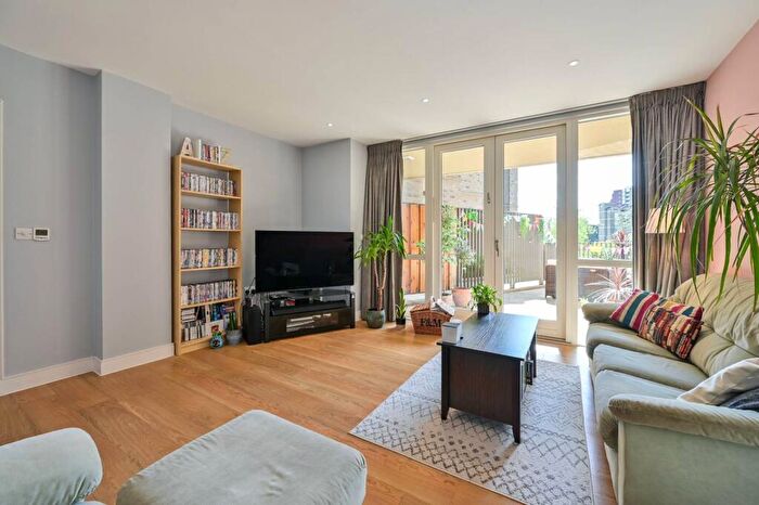 3 Bedroom Maisonette For Sale In Stead Street, Elephant And Castle, London, SE17
