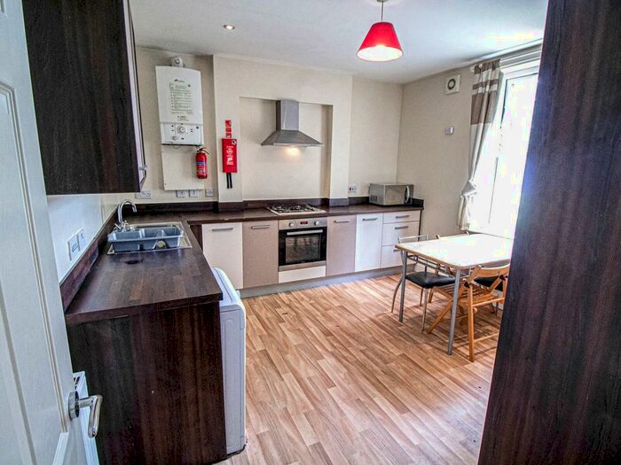 6 Bedroom Apartment To Rent In Wellington Road, Manchester, Greater Manchester, M14