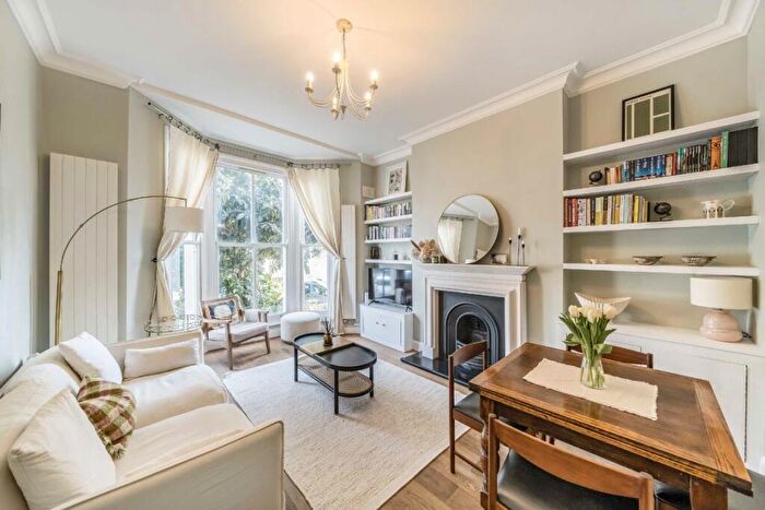 3 Bedroom Maisonette For Sale In Yonge Park, London, N4