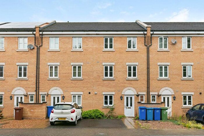 4 Bedroom Semi-Detached House To Rent In Blakes Road, London, SE15