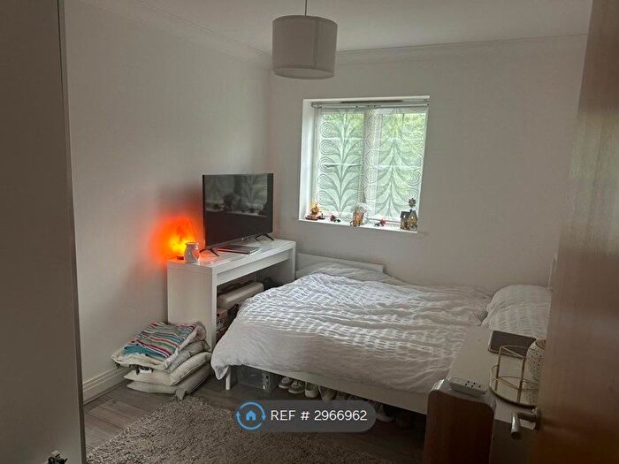 2 Bedroom Flat To Rent In Plough Lane, Purley, CR8