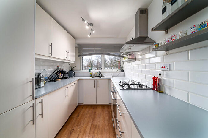 3 Bedroom Flat To Rent In Bullen Street, Battersea, SW11
