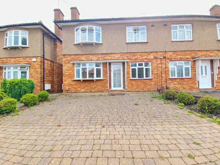2 Bedroom Maisonette To Rent In Station Road, Gidea Park, Romford, RM2