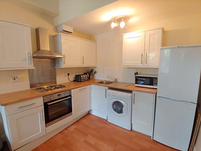 3 Bedroom Flat To Rent In Buccleuch Street, Edinburgh, EH8