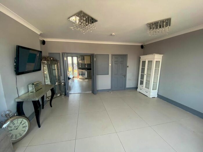 3 Bedroom Flat To Rent In The Green, Station Road, Winchmore Hill, London, N21