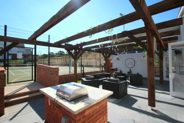 2 Bedroom Maisonette To Rent In Pondtail Avenue, RH12