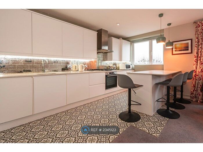 2 Bedroom Flat To Rent In Clifford Court, London, SW18