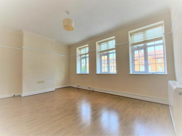 3 Bedroom Flat To Rent In The Parade, High Street, Watford, WD17