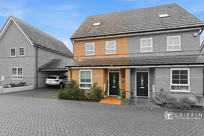 3 Bedroom Semi-Detached House For Sale In Addington Close, Stanford-Le-Hope, SS17