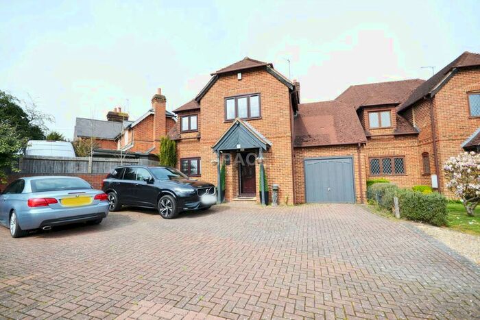 4 Bedroom Semi-Detached House To Rent In Beech Lane, Reading, RG6