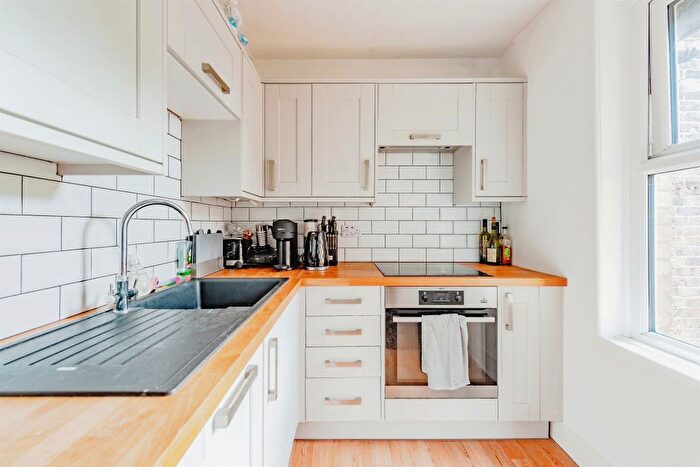1 Bedroom Flat For Sale In Horley Road, Redhill, RH1