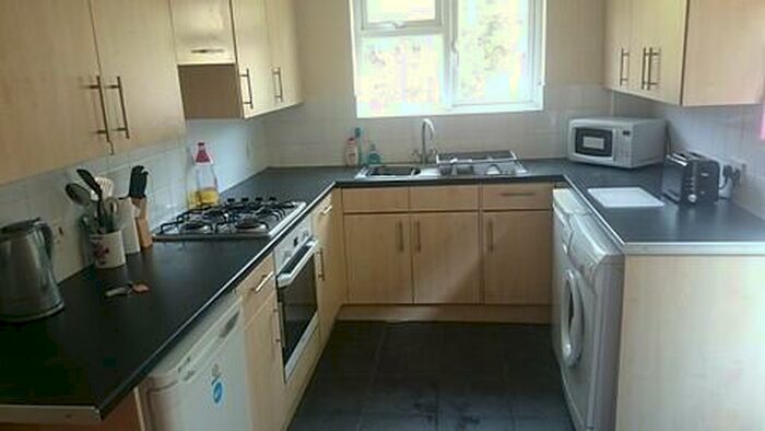 4 Bedroom House To Rent In Milton Road, Polygon, Southampton, SO15