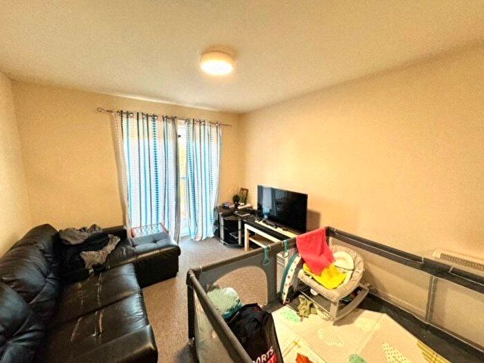 2 Bedroom Flat For Sale In Ings Road, Wakefield, West Yorkshire, WF1