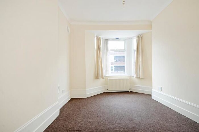 3 Bedroom Flat To Rent In Maberley Road, London, SE19