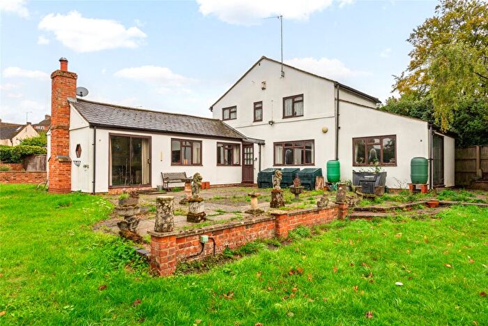 3 Bedroom Detached House For Sale In Union Street, Newport Pagnell, Buckinghamshire, MK16