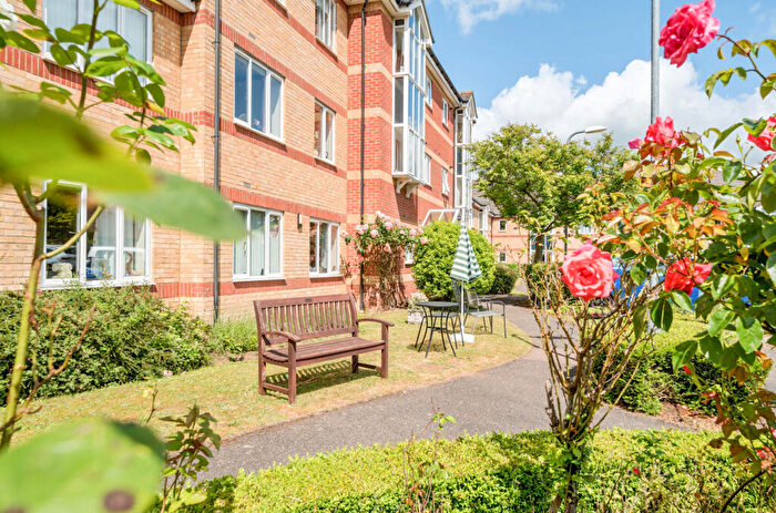 2 Bedroom Retirement Property For Sale In Hancock Drive, Luton, LU2