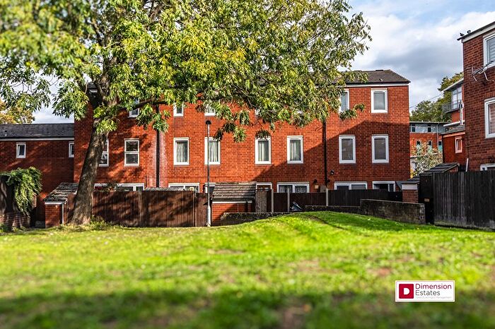 3 Bedroom Maisonette For Sale In Halesworth Close, Upper Clapton, London, E5