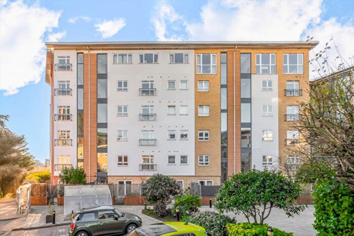 3 Bedroom Flat To Rent In Marcon Place, Hackney, E8