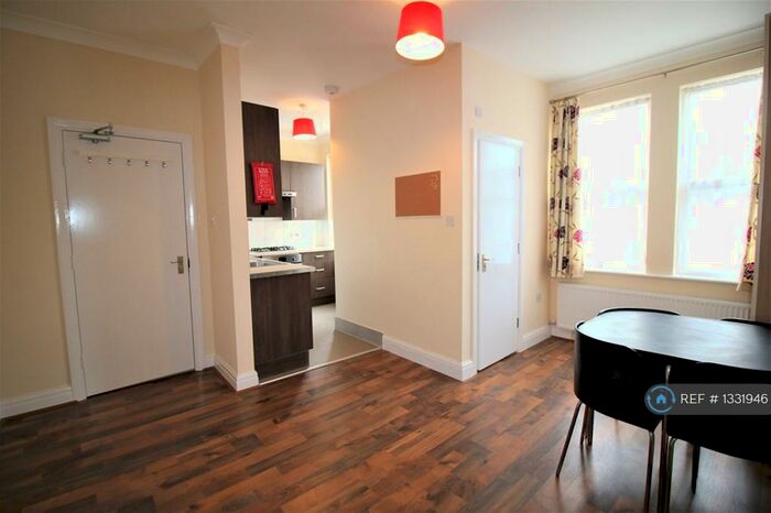 Studio To Rent In Cedar Road, London, NW2