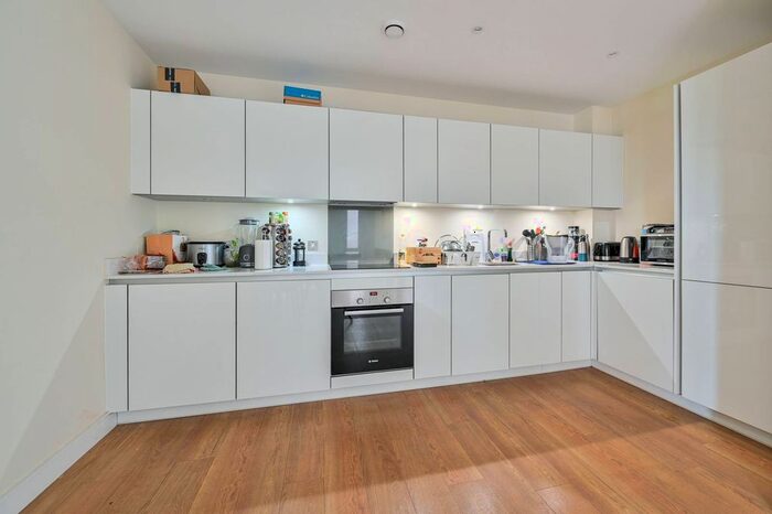 2 Bedroom Flat To Rent In Stead Street, Elephant And Castle, London, SE17