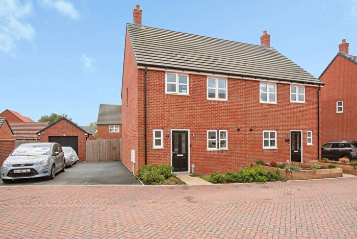 3 Bedroom Semi-Detached House For Sale In Binyon Gardens, Stotfold, Hitchin, Bedfordshire, SG5