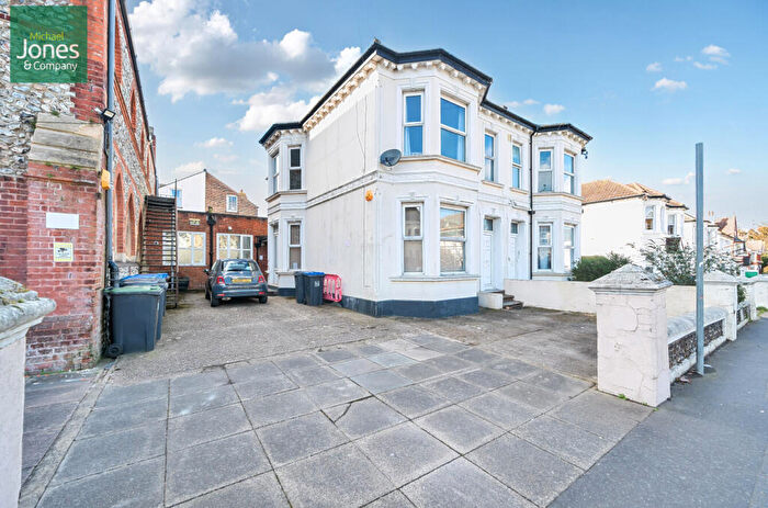 3 Bedroom Flat To Rent In Christchurch Road, Worthing Centre, West Sussex, BN11