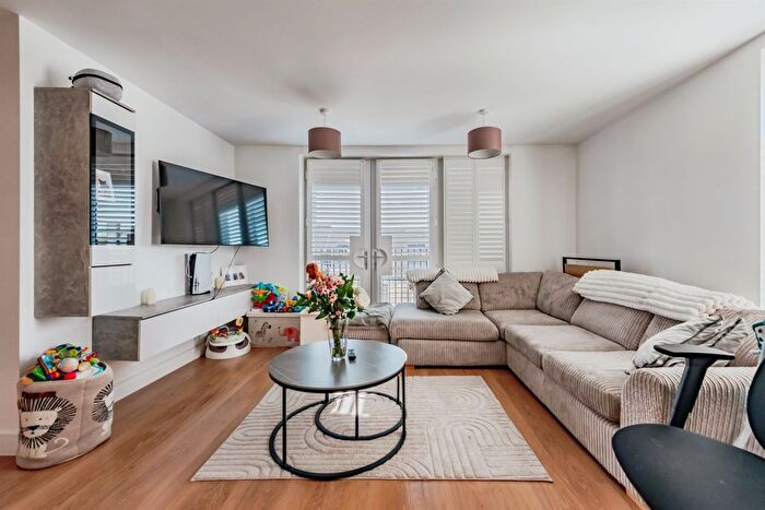 1 Bedroom Flat For Sale In Nailsworth Crescent, Merstham, Redhill, RH1