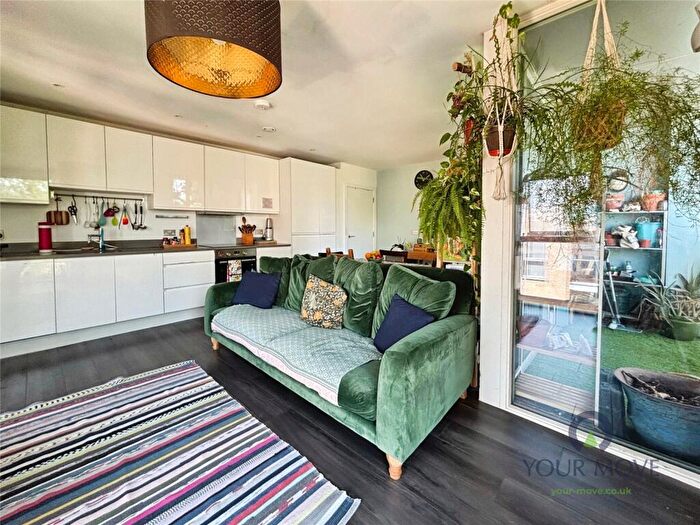 2 Bedroom Flat For Sale In Hampton Court, London, SE14