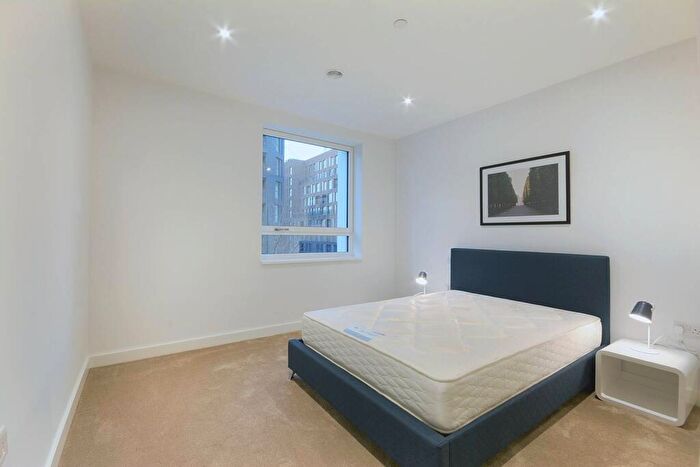 2 Bedroom Flat To Rent In Walworth Road, Elephant And Castle, London, SE17