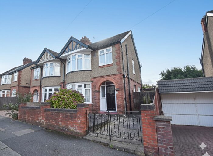 3 Bedroom Semi Detached House For Sale In Woodbury Hill, Luton, Bedfordshire, LU2